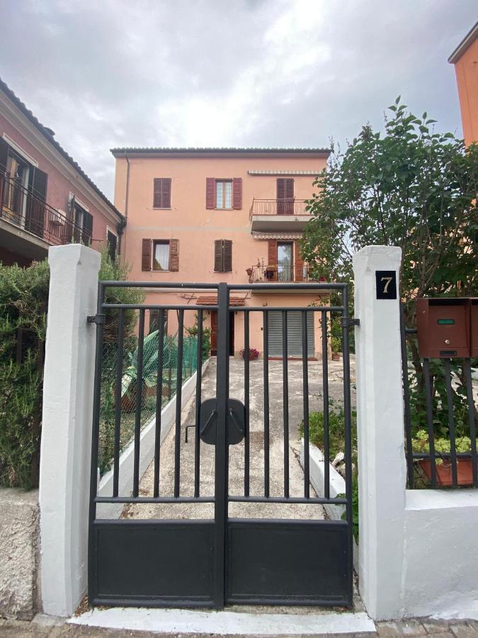 Robhouse Hotell Fabriano Exteriör bild