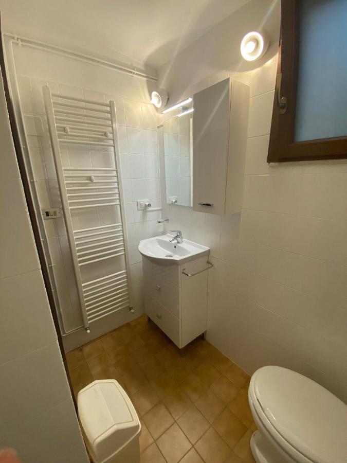 Robhouse Hotell Fabriano Exteriör bild